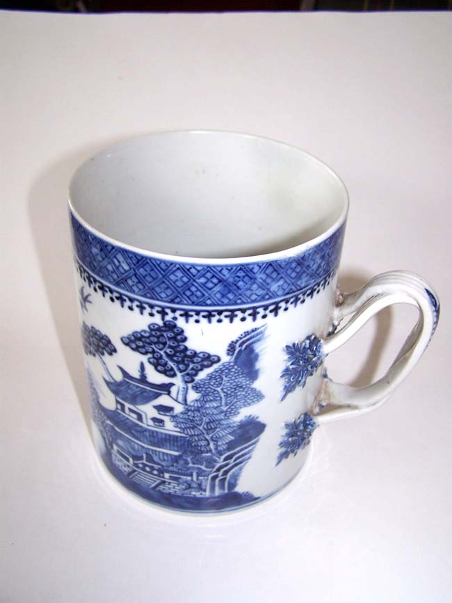 A late 18th century Chinese Export Porcelain Mug circa 1780 — image 3